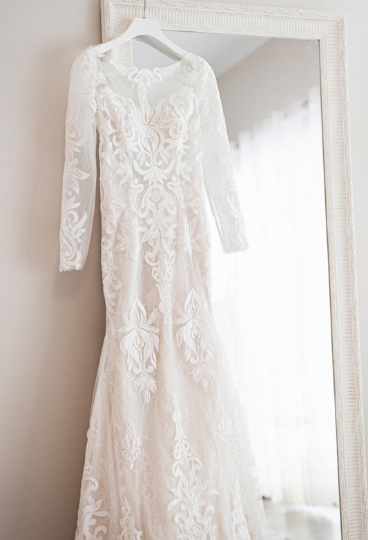 Ivory dreamy lace-adorned trumpet wedding dress